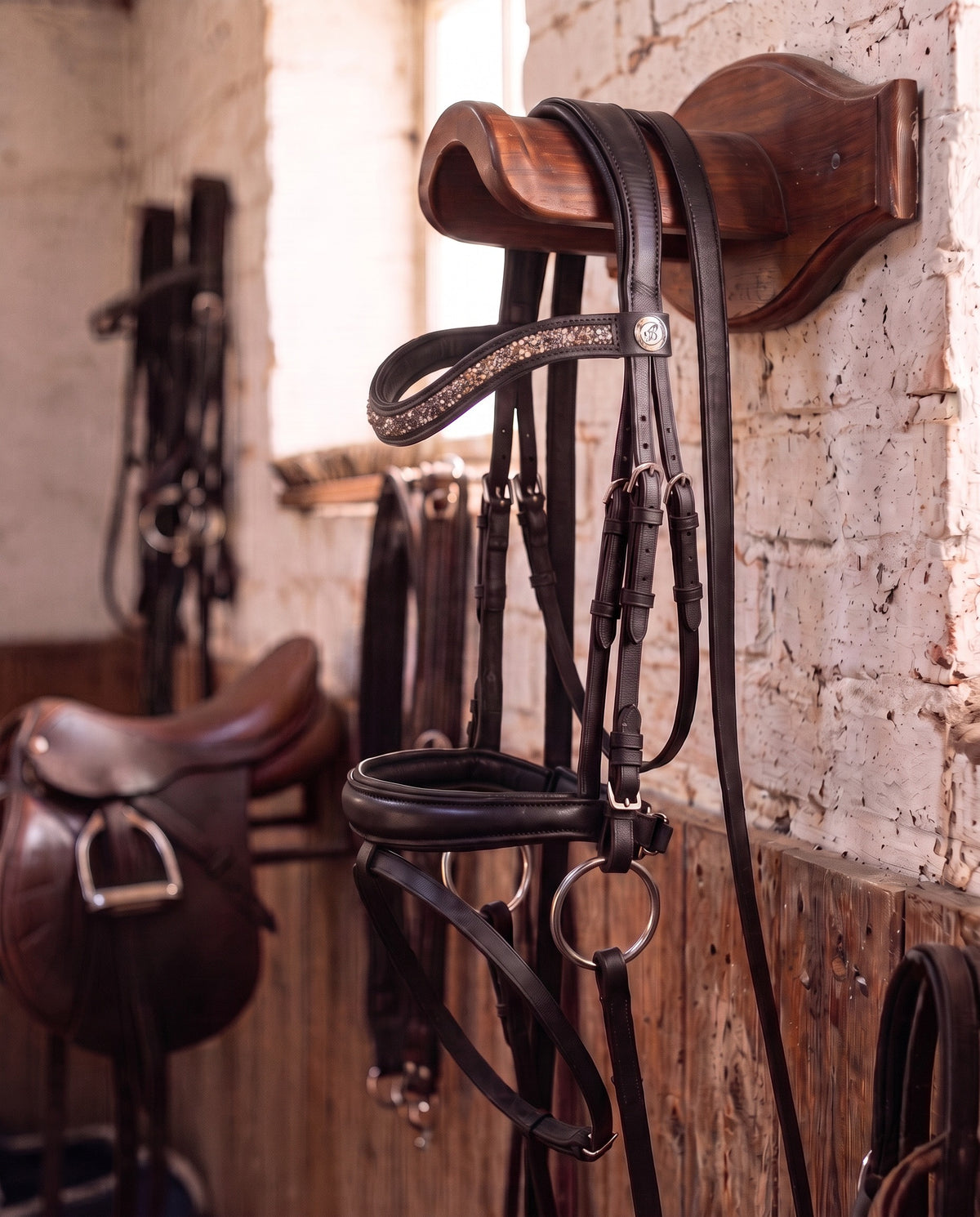 Frontal Artémis Pêche sur un bridon en sellerie, cuir marron (image de synthèse)