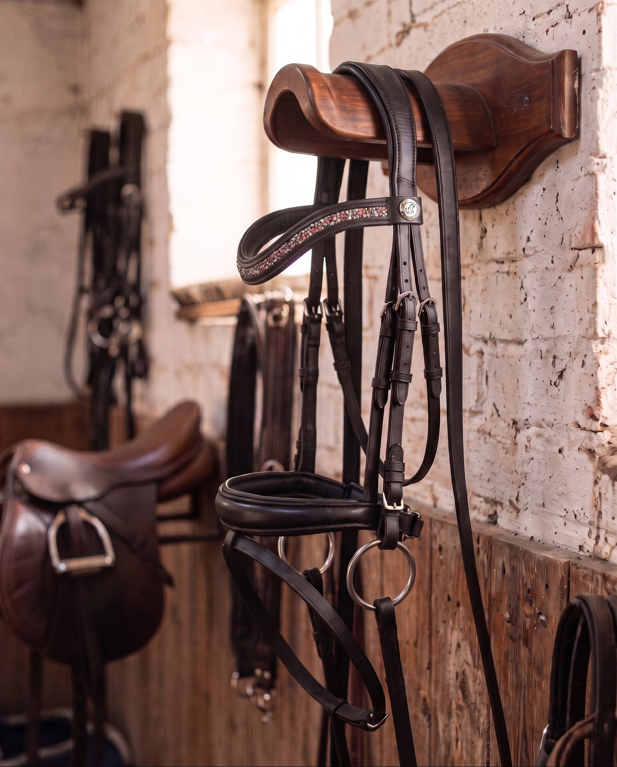 Frontal Artémis Rose sur un bridon en sellerie, cuir noir (image de synthèse)