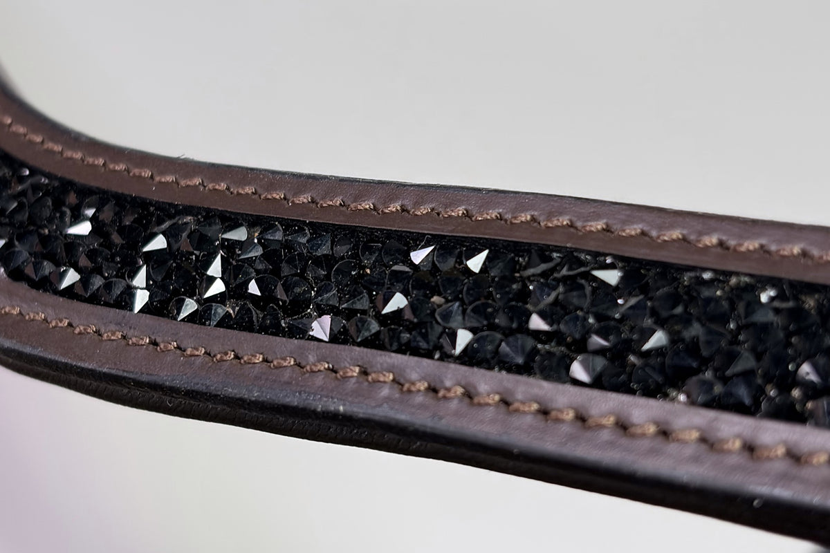 Frontal Artémis Solid Black en cuir malt – macro des strass