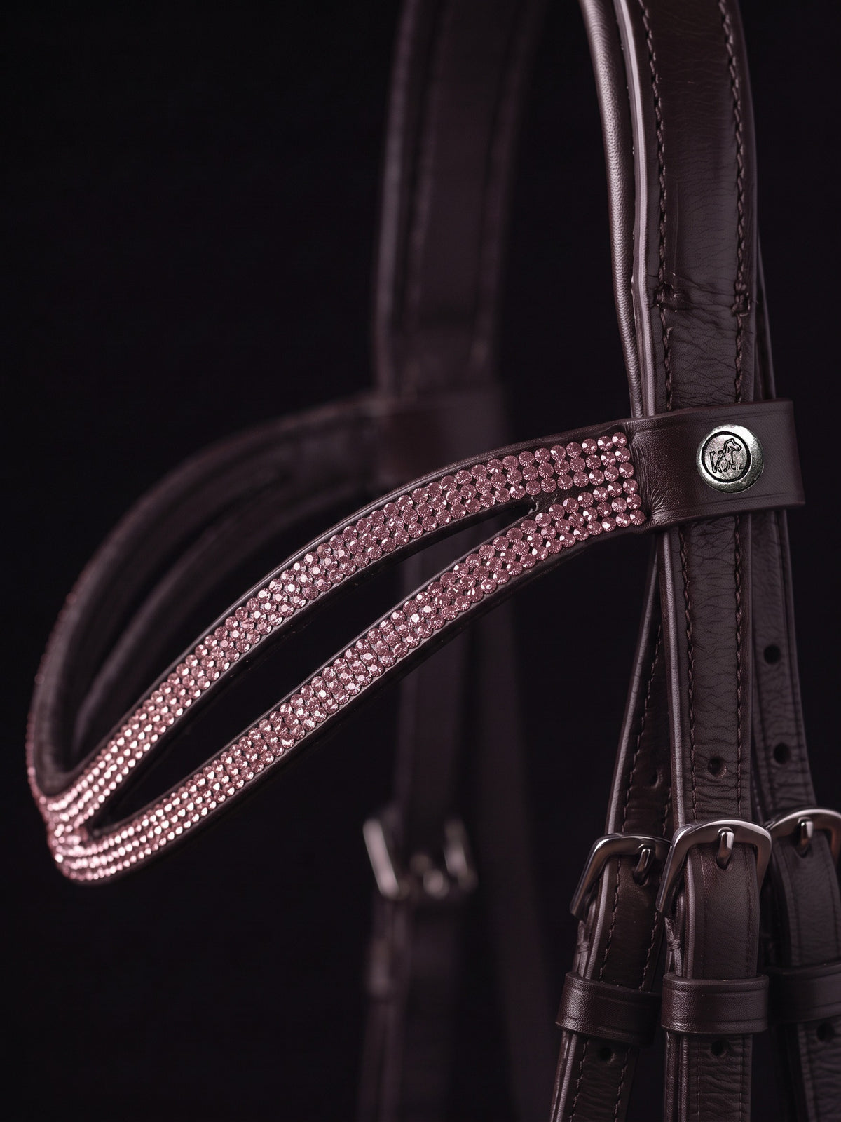 Frontal Eris Rose sur fond noir, cuir marron (image de synthèse)