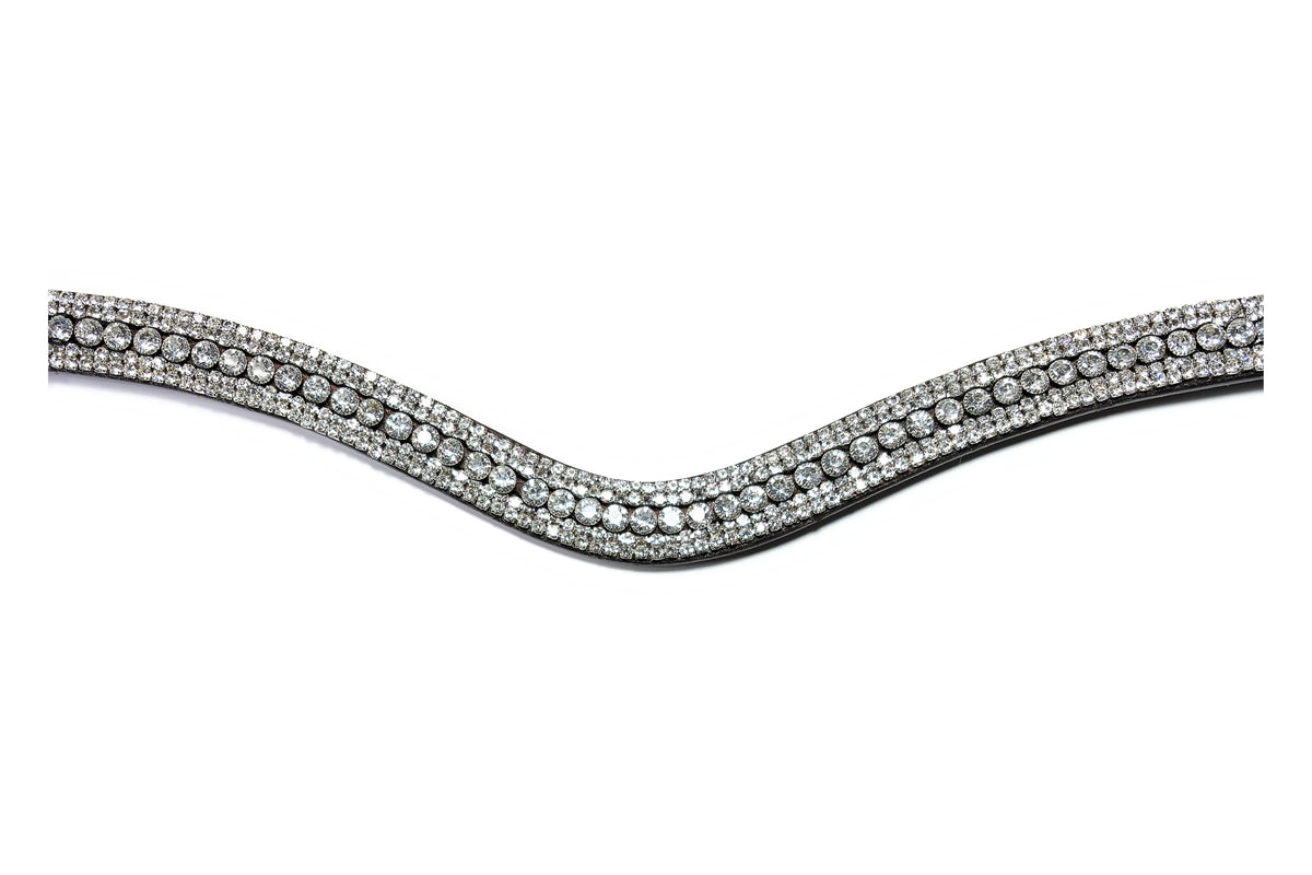 Gros plan des strass du frontal Hestia, cuir malt