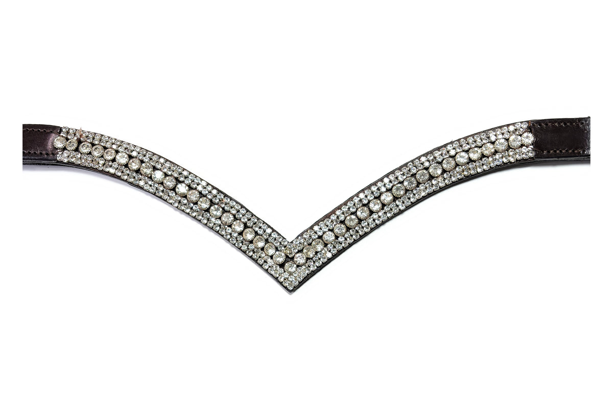 Gros plan des strass du frontal Aphrodite, cuir malt