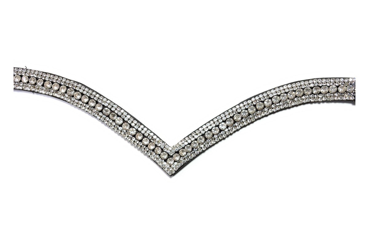 Gros plan des strass du frontal Aphrodite, cuir noir