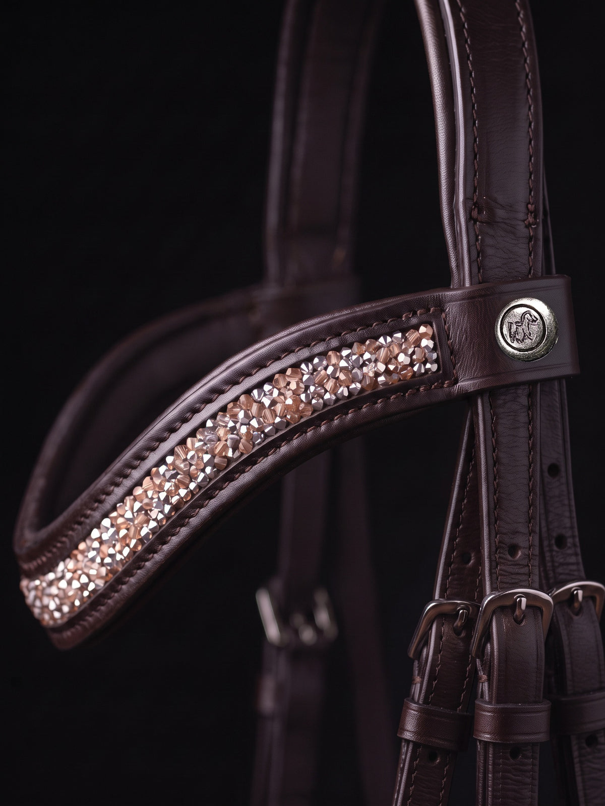 Frontal Artémis Pêche sur fond noir, cuir marron (image de synthèse)