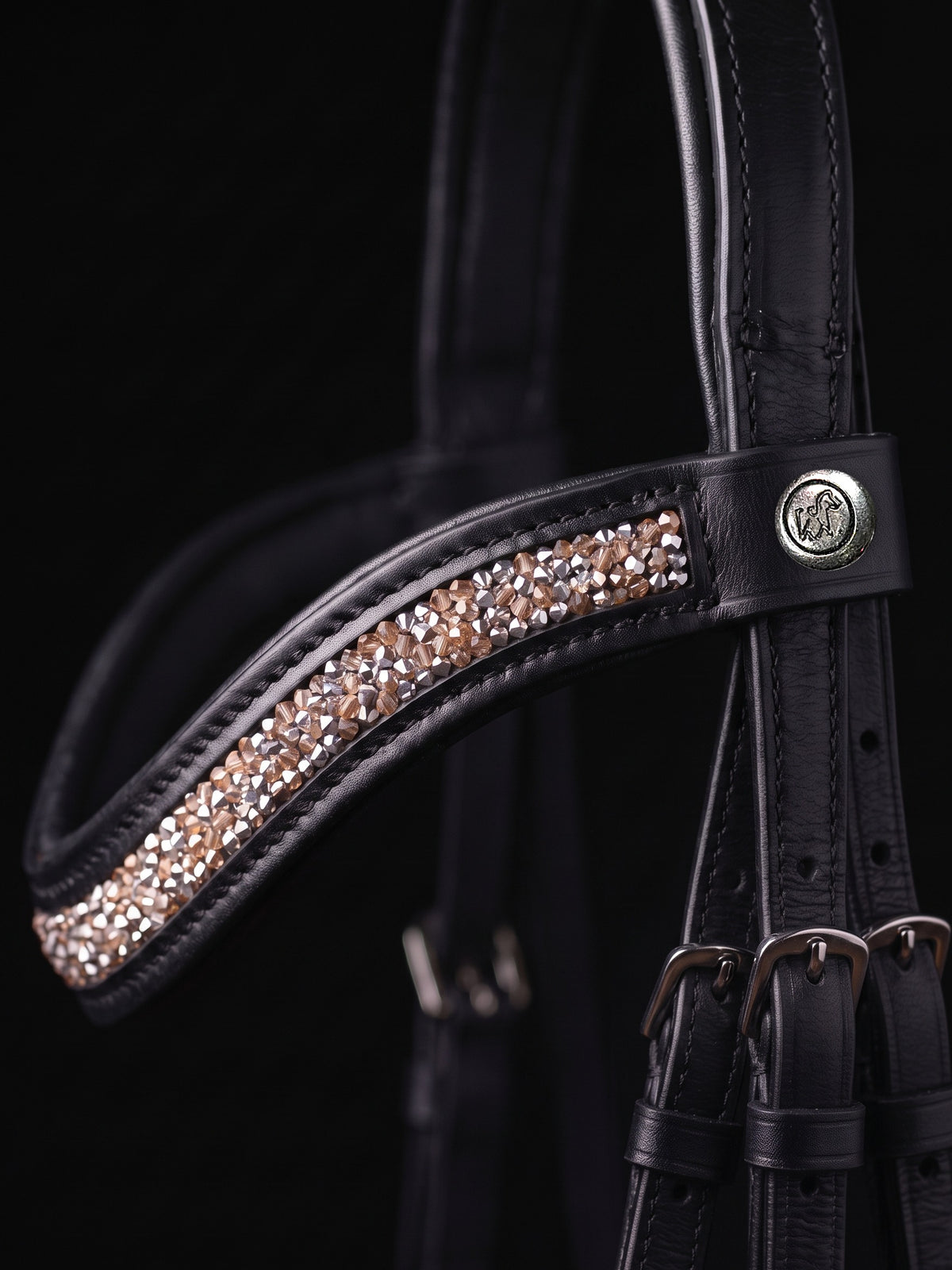 Frontal Artémis Pêche sur fond noir, cuir noir (image de synthèse)