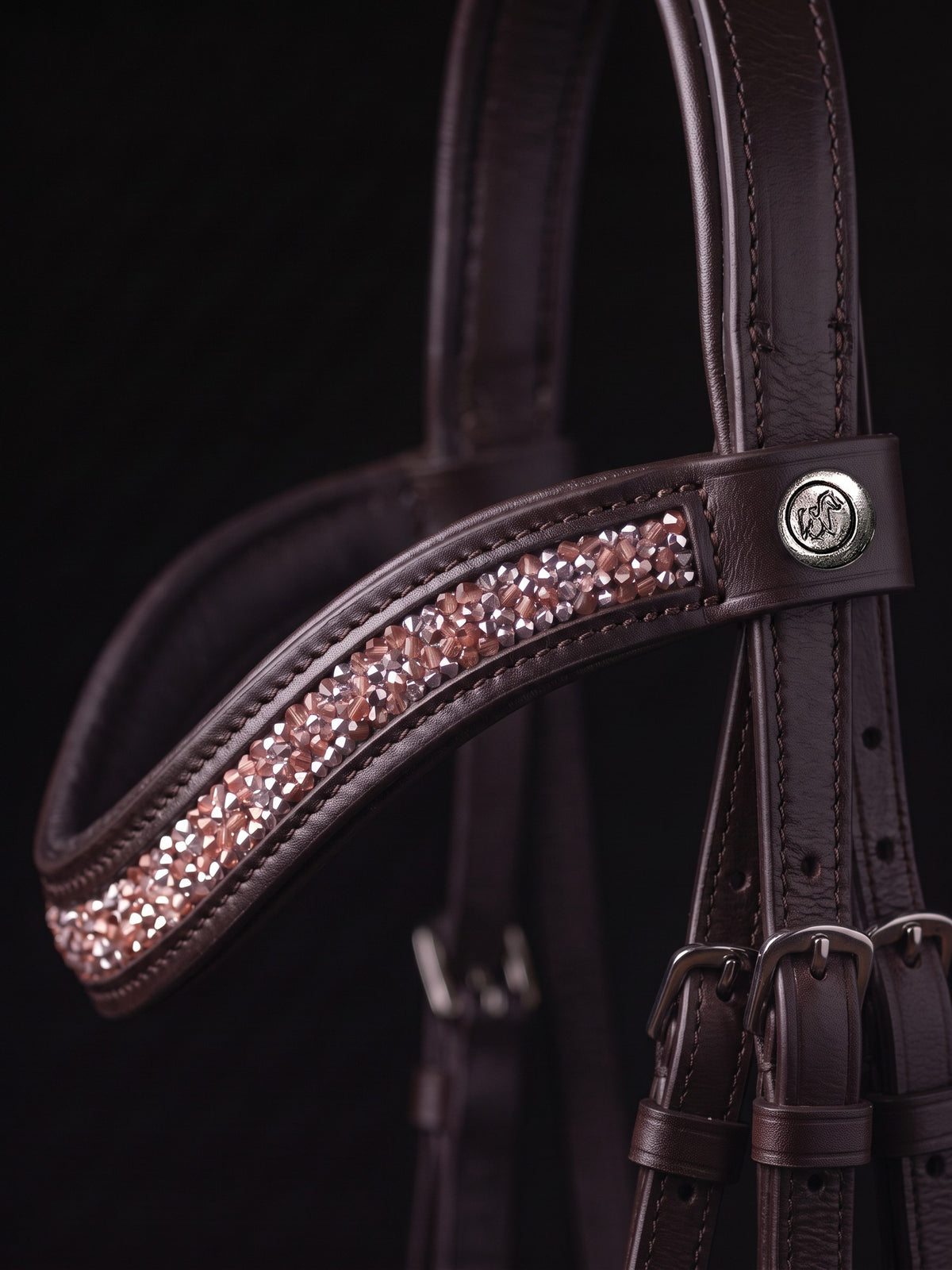 Frontal Artémis Rose sur fond noir, cuir marron (image de synthèse)