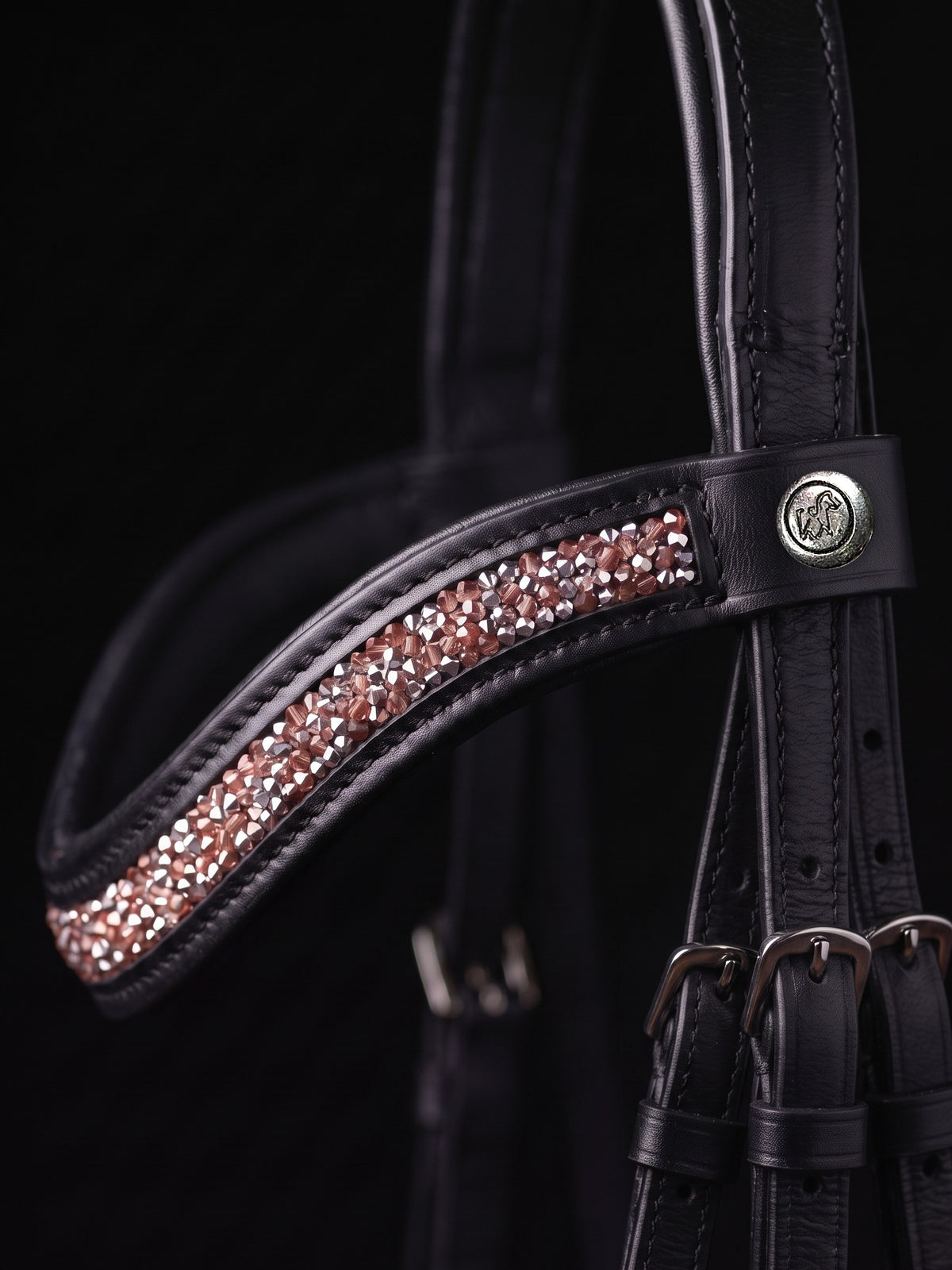 Frontal Artémis Rose sur fond noir, cuir noir (image de synthèse)