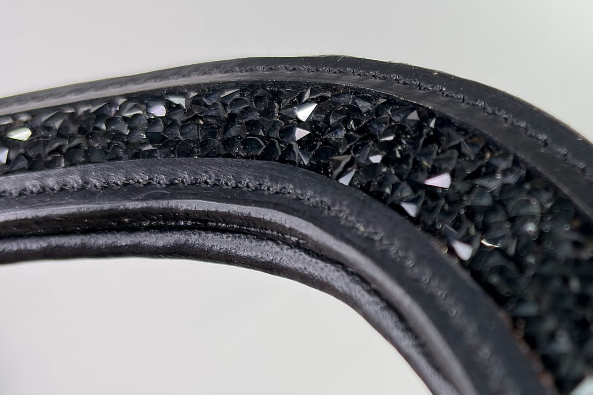 Frontal Artémis Solid Black en cuir noir – macro des strass