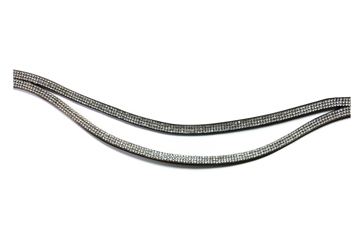 Gros plan des strass du frontal Eris Cristal, cuir malt