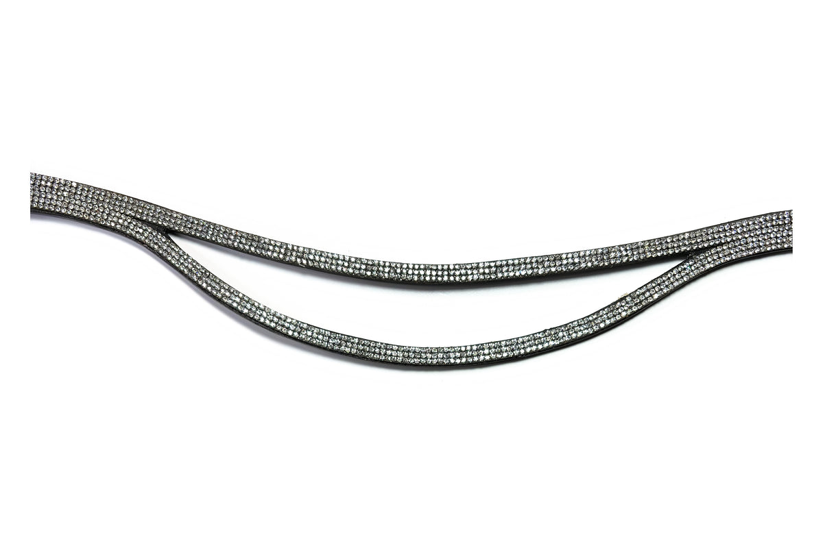 Gros plan des strass du frontal Eris Cristal, cuir noir
