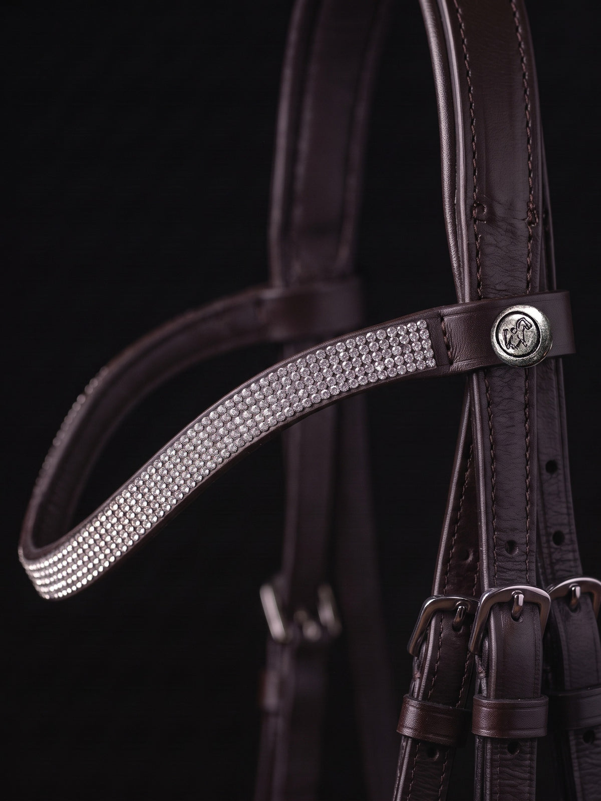Frontal Gaïa Cristal sur fond noir, cuir marron (image de synthèse)