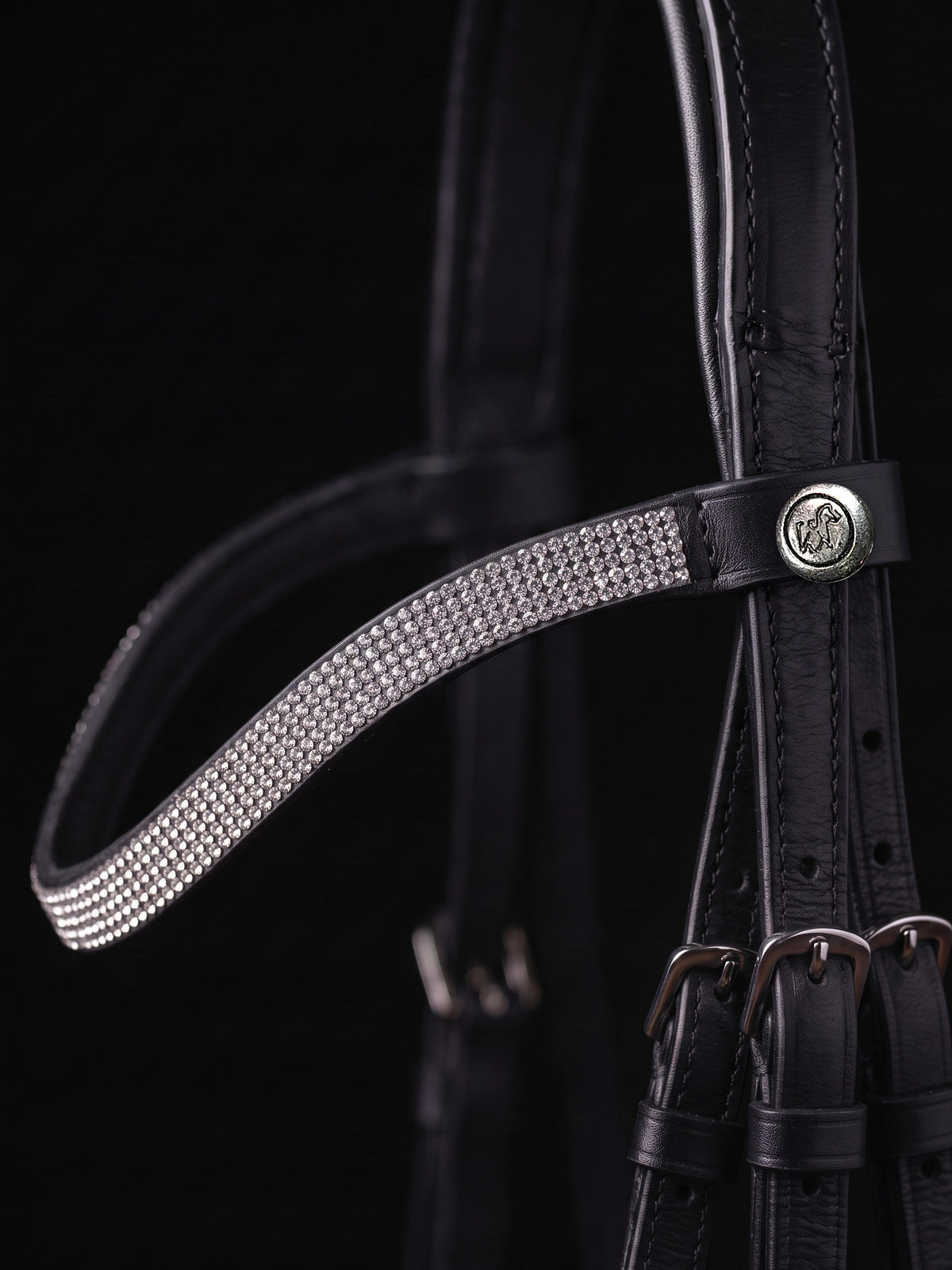 Frontal Gaïa Cristal sur fond noir, cuir noir (image de synthèse)