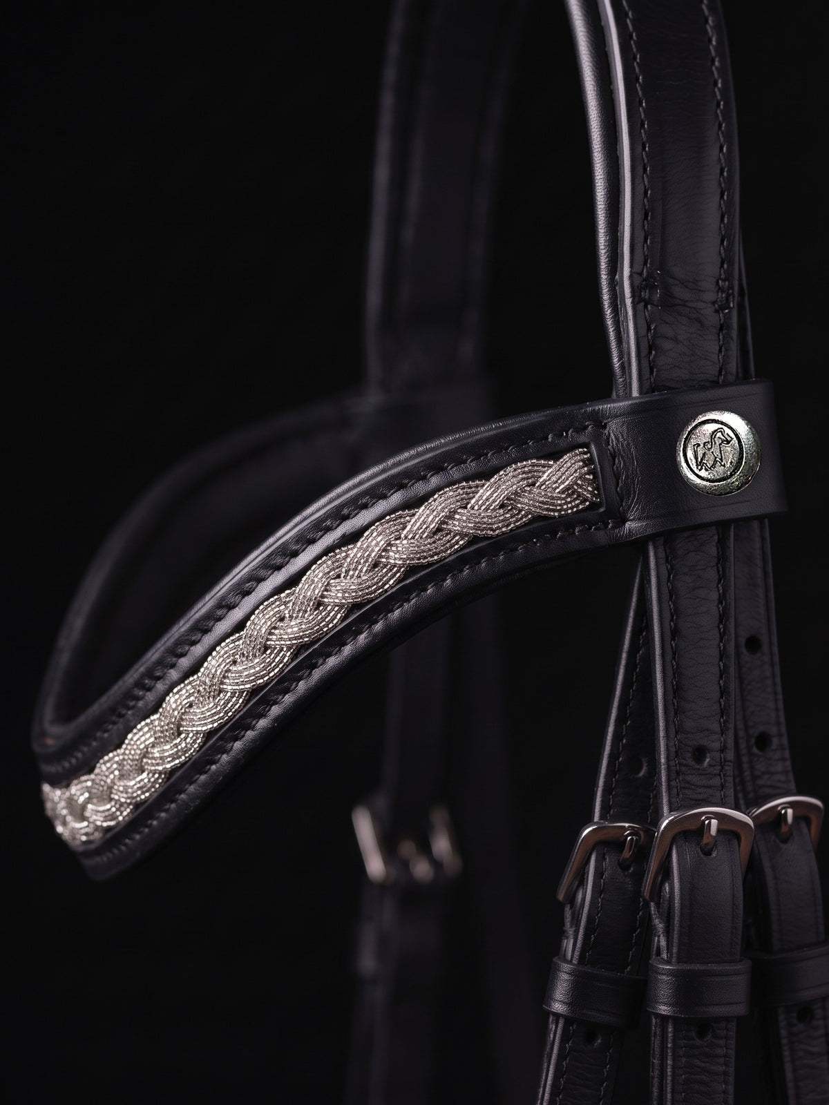 Frontal Theïa Cristal sur fond noir, cuir noir (image de synthèse)